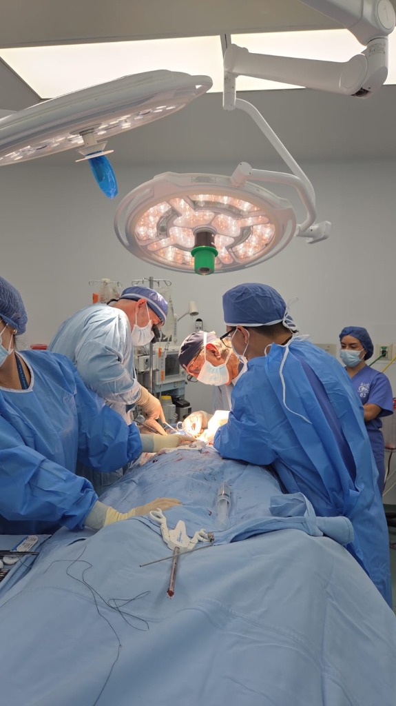 Equipo de cirujanos realizando un trasplante renal en el quirófano del Hospital de los Valles